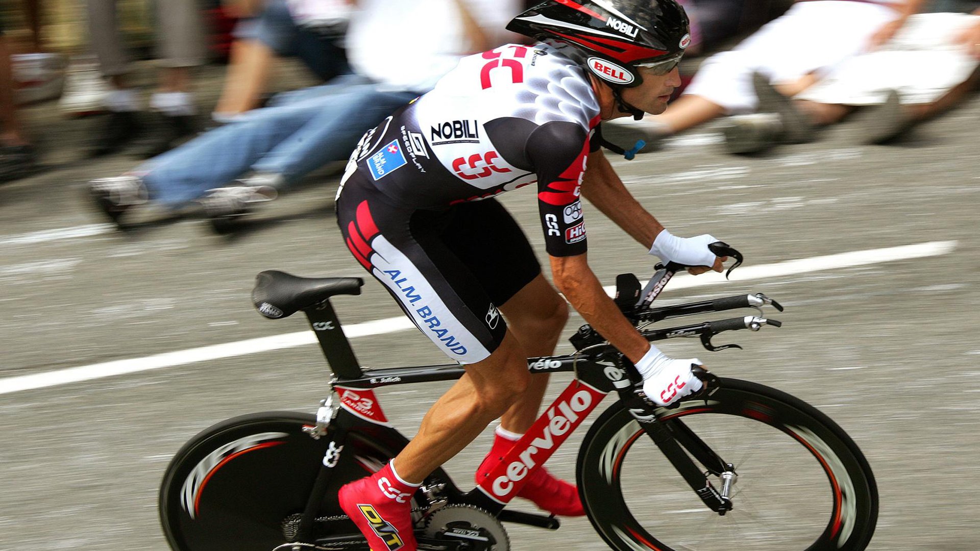 城市极速飞盘挑战赛，空中旋转的运动奇观，极限飞盘比赛场地